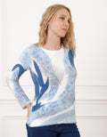 Pull duveteux bleu motif - image 1