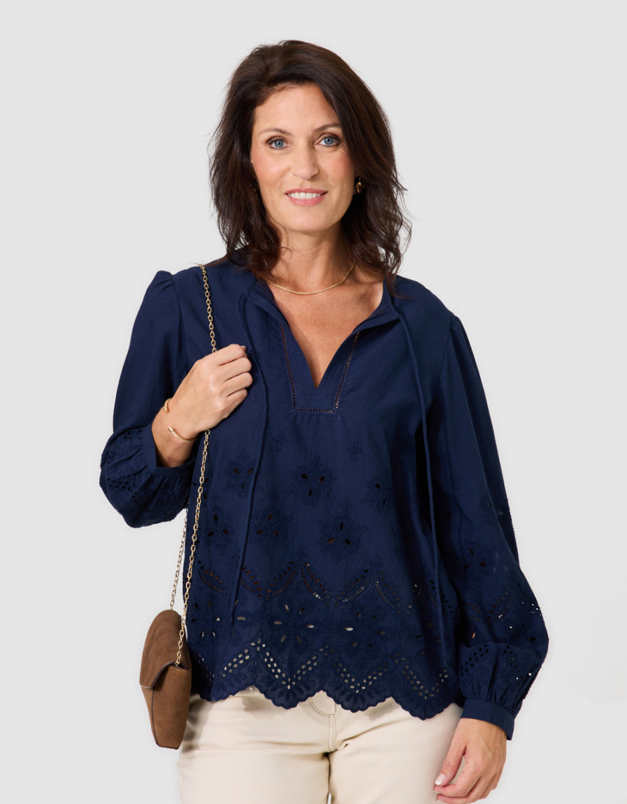 Blouse broderie marine - image 1